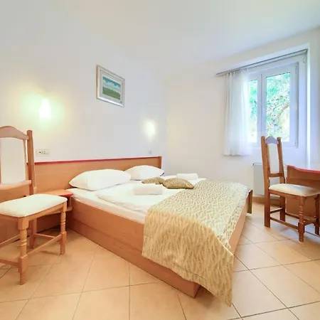 Hotel Lovorka - Drazica Krk Town