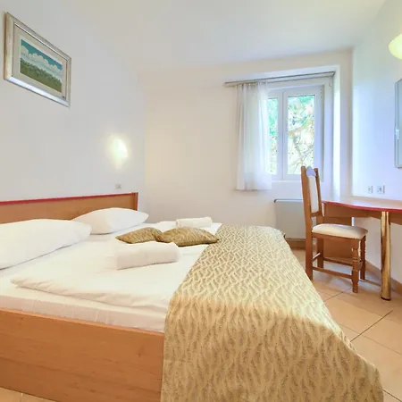 Hotel Lovorka - Drazica 3*