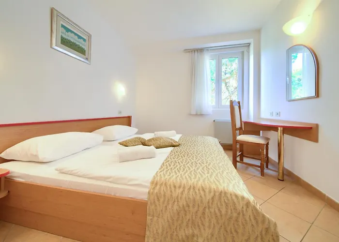 Hotel Lovorka - Drazica 3*